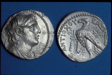 Mince Antiocha VII Sideta, cca 135–136 př. n. l. (kov)